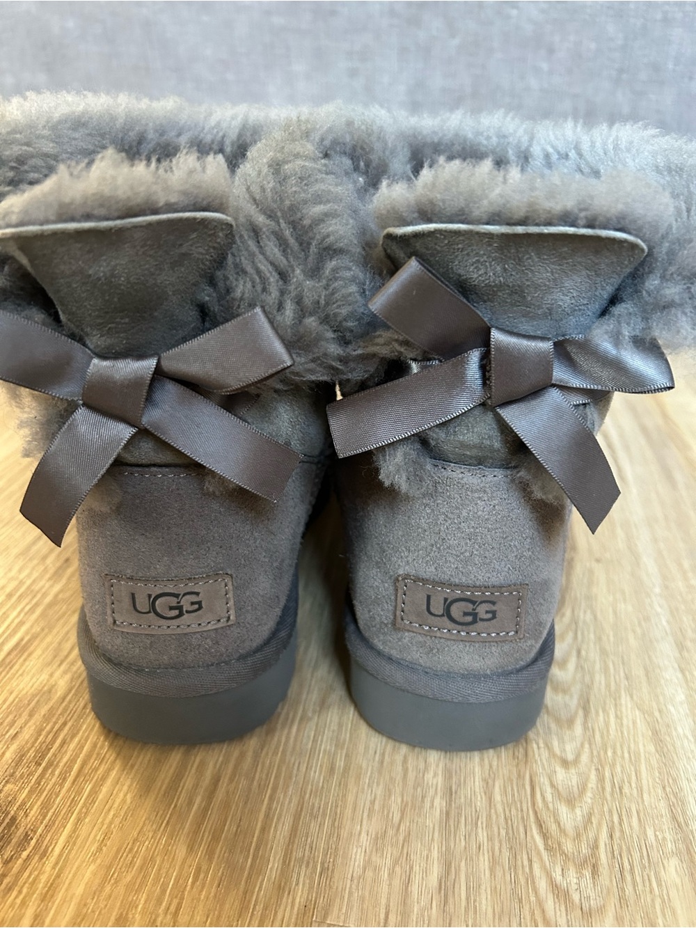 UGG Women’s Mini Bailey Bow II Boots Grey Charcoal SheepSkin Size 8 Ankle - Picture 3 of 6